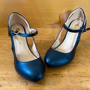 Black heeled Chase and Chloe shoe